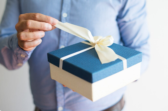 Как выбрать подарок мужчине: психология, стиль и практичность